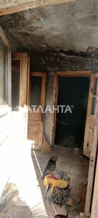 Пропонується на продаж квартира на землі під реконструкцію.