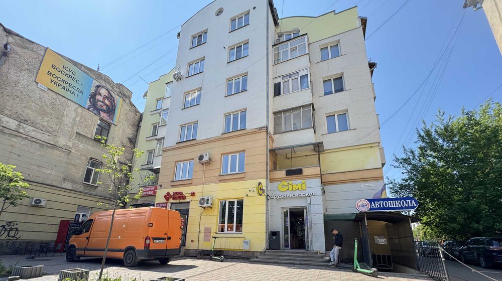 Оренда Офісу ЦЕНТР Мазепи . Другий поверх. 20мкв +4 мкв балкон. Ключі .