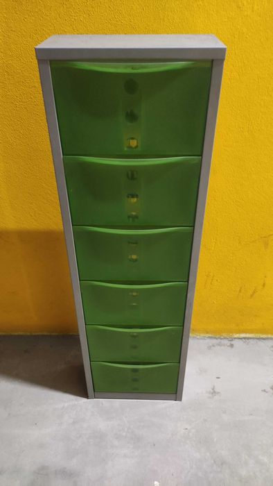 Estante de CDs em alumínio com gavetas translúcidas verdes
