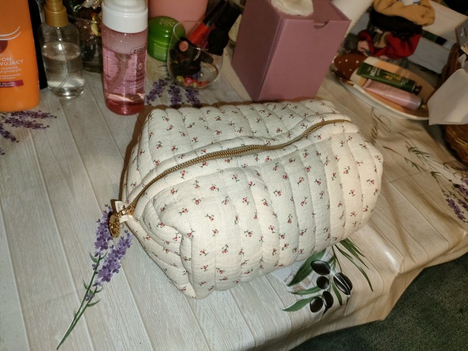 Sprzedam kosmetyczkę.