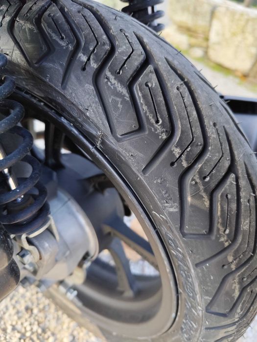 Vendo Honda PCX 125 com Topcase e pneus novos