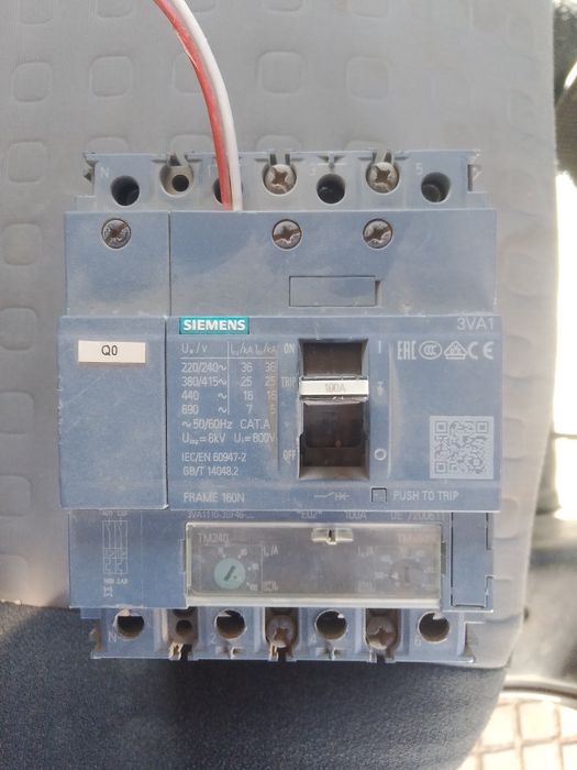 Interruptor automático de caja moldeada Siemens 3VA1.

- Modelo: 3VA1