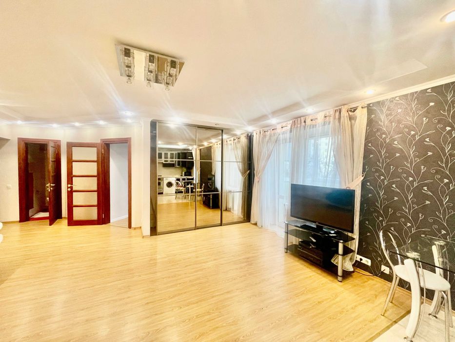 Центр міста! Сучасна 3-х кімн.-студіо. Автономне опалення!