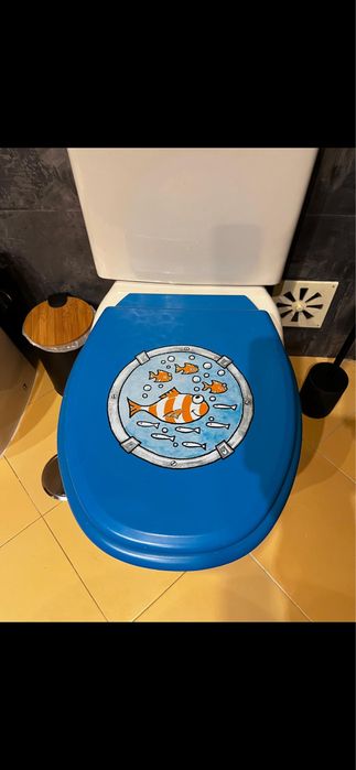 Tampa de sanita com peixe