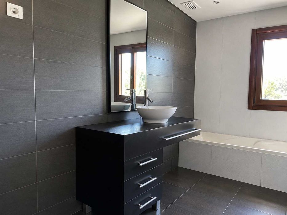 Móvel de WC preto + lavatório + espelho