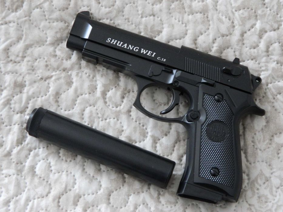 Детский пистолет " BERETTA" в комплекте с глушителем