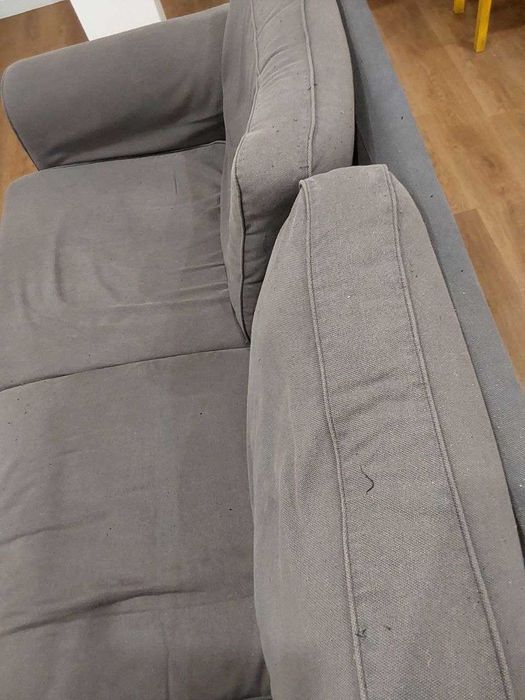 Sofá simples grande de 2 lugares básico cinzento com capa
