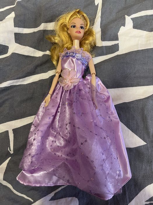 Лялька барбі в гарному стпні