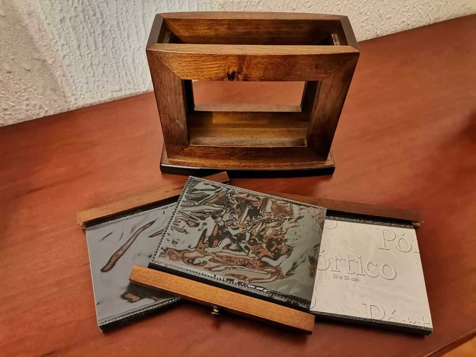 Álbum de fotografias em madeira