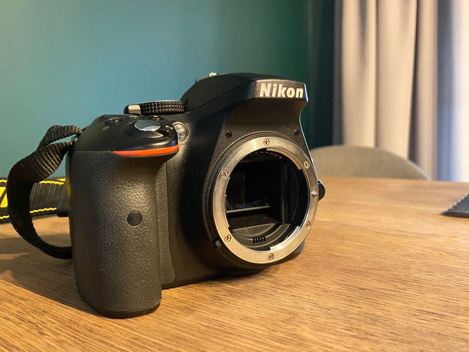 Sprzedam  Nikon D5300 z obiektywami 35mm f/1.8 oraz 18-105