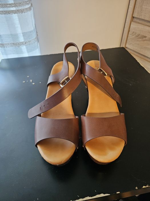 Eleganckie sandały na słupku