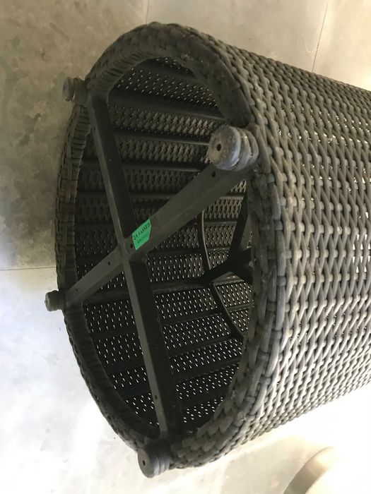 Conjunto de 2 floreiras e respectivos vasos.