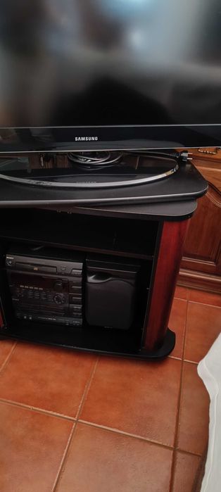 Móvel tv com rodas em bom estado