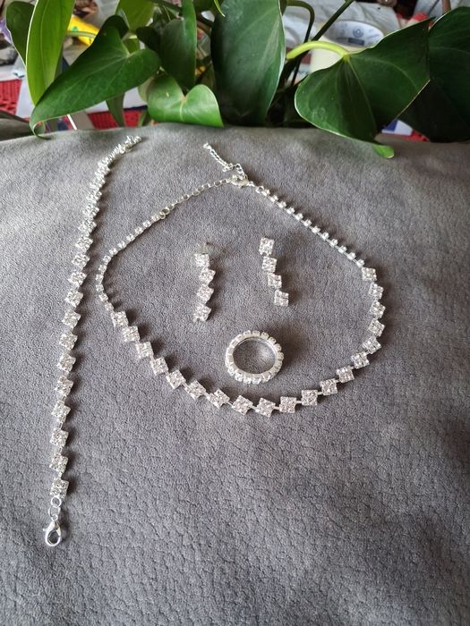 Lindo conjunto colar, brincos,pulseira e anel