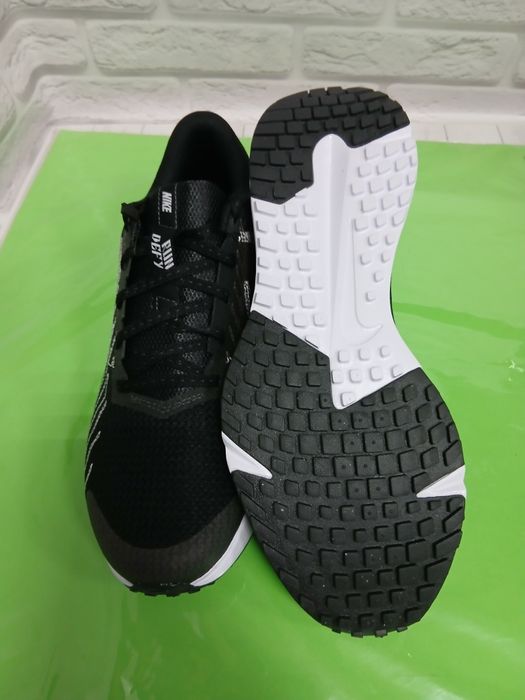 Чоловічі бігові кросівки Nike Run Defy HM9594-004.