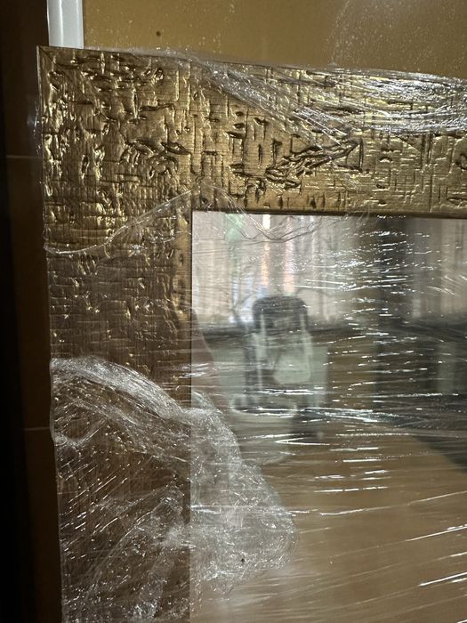 Новые зеркала , большие с красивой рамой.