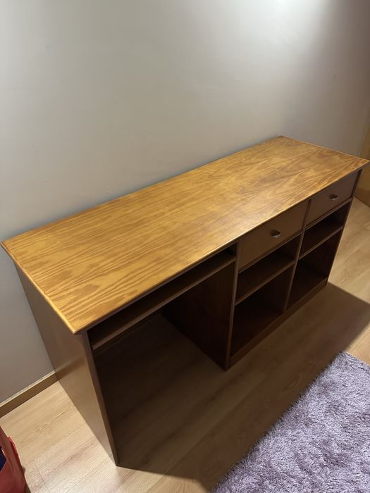 Secretária com gavetas