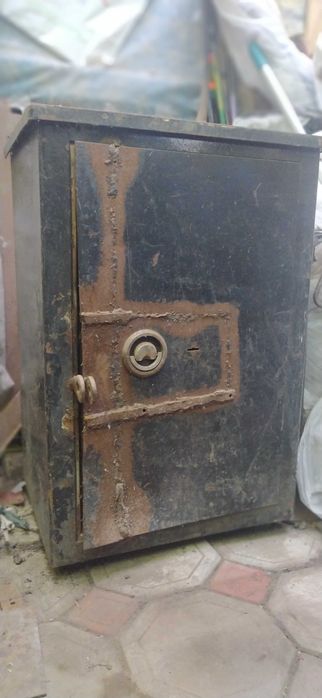 Продам металический сейф