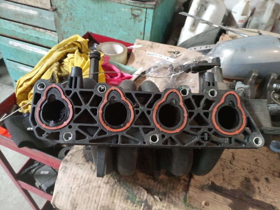 Впускний колектор Renault Dacia Logan Kangoo 1.4 k7j e7j 8200964639