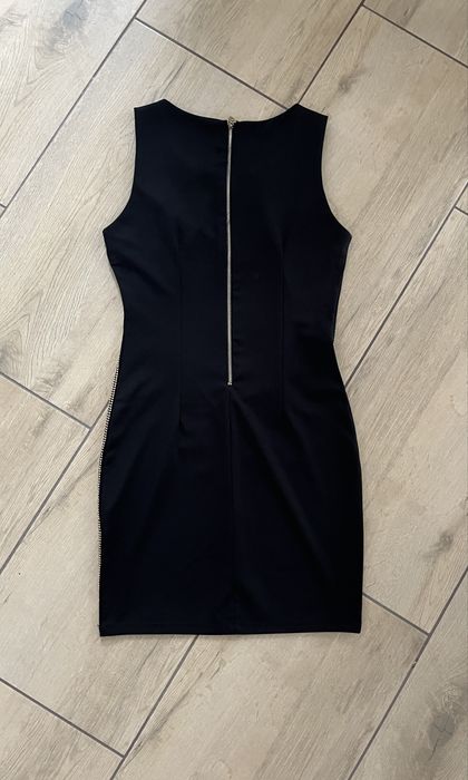 Czarna sukienka ze złotymi aplikacjami