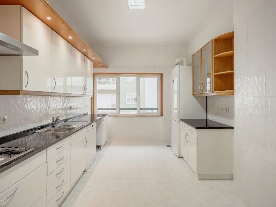 T3 AREEIRO 155m2 + 2 lugares Garagem - Prédio Renovado