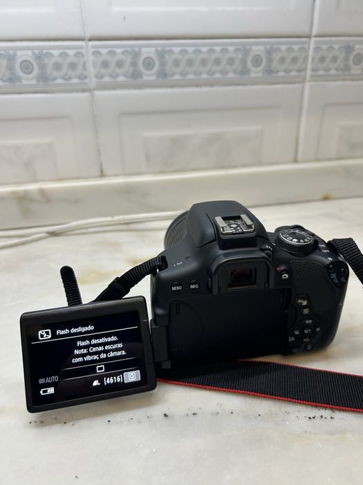 Máquina Canon EOS 750D com objetiva + Tripé