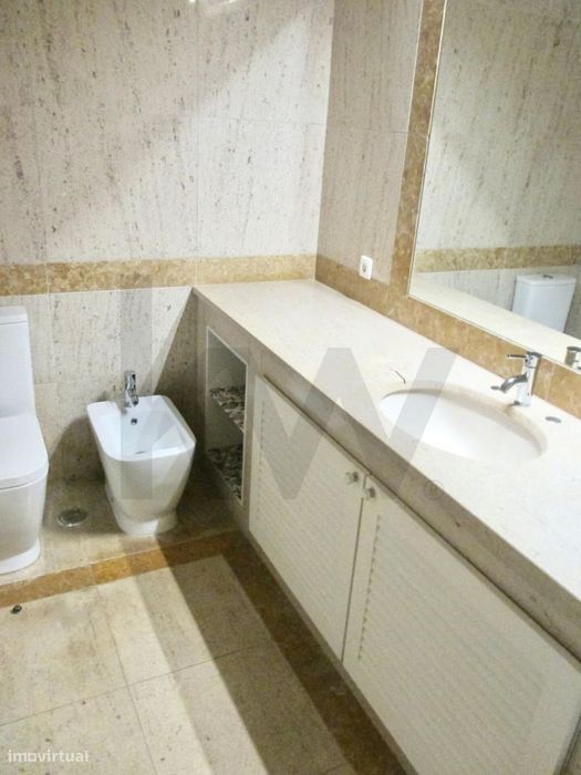 Apartamento T2 com Garagem e arrecadação | Alto das Flores