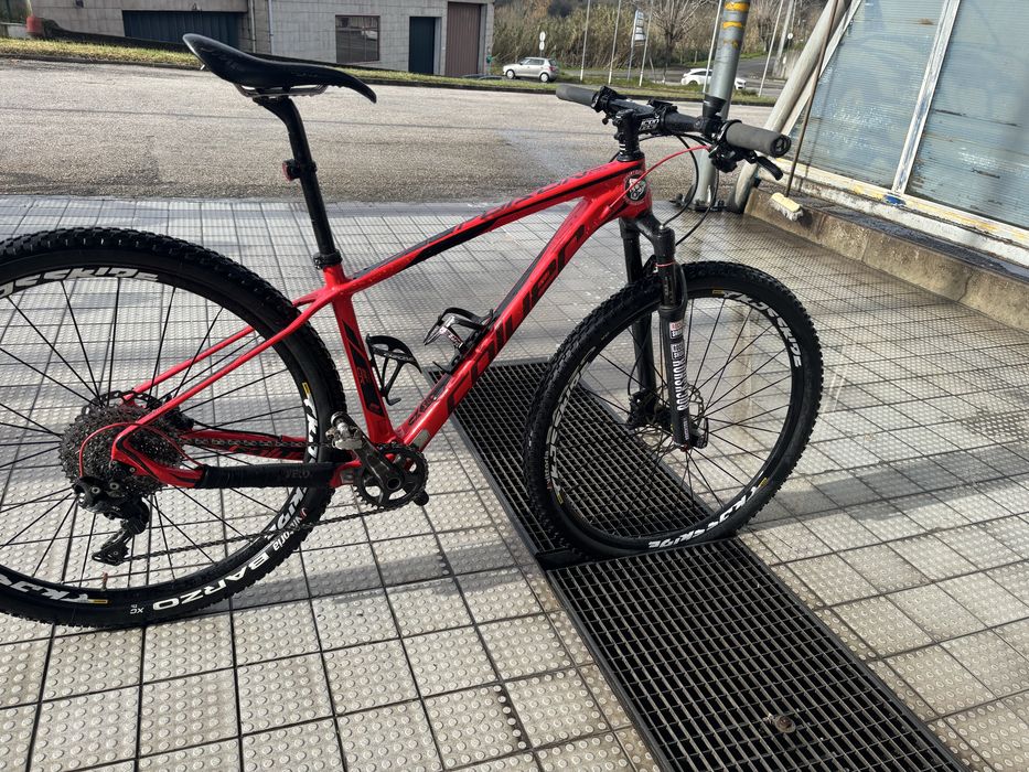 Bicicleta em carbono coluer