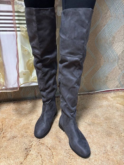 Модные сапоги на плоской подошве -ботфорты