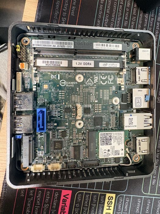 Mini PC komputer Intel NUC NUC7i3DNKE