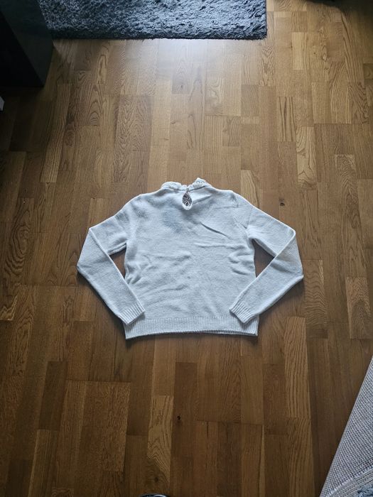 Sweter z ozdobnym kołnierzem