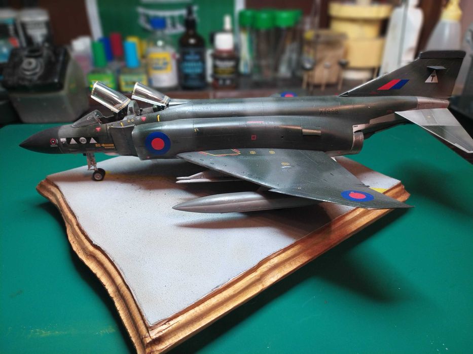Aeronave em escala 1:48 - F-4 Phantom - RAF + base em madeira