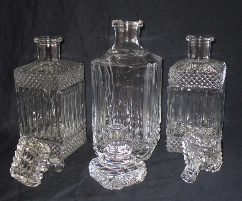 Antigas Garrafas em Vidro Lapidado com tampa + Rolha antiga