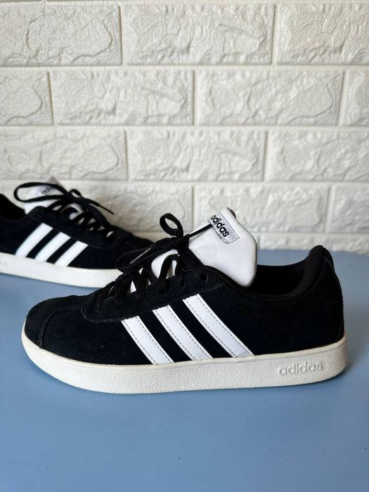 Кросовки Adidas 37.5р мокасини хайтопи кросівки