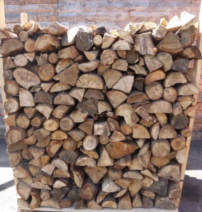 Lenha seca e pellets de madeira
