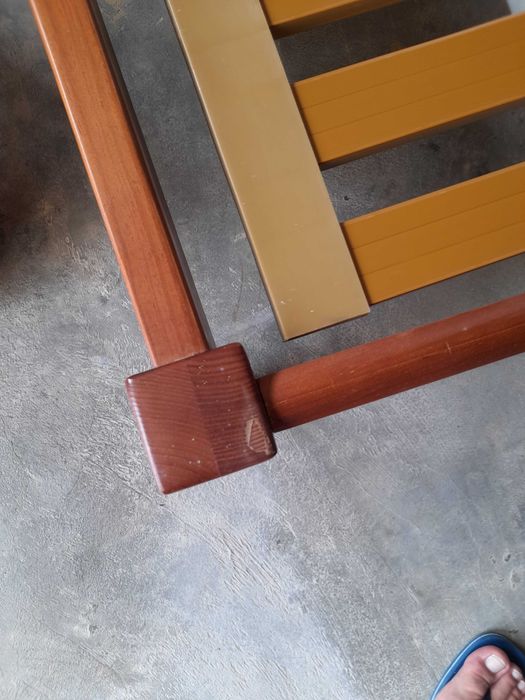 Cama individual em madeira com estrado