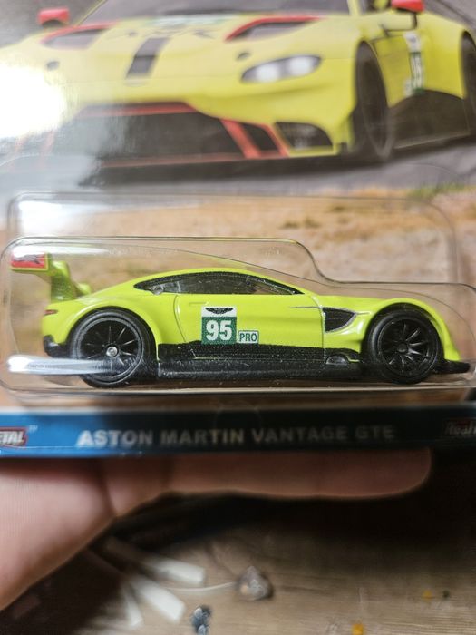 Hot wheels premium aston martin race day