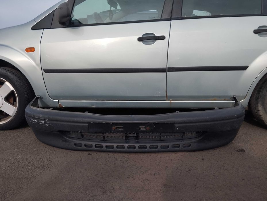Toyota Corolla E11 1.4i 5D 1998r. Zderzak przedni.