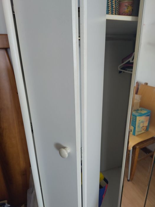 Armário branco com porta espelho