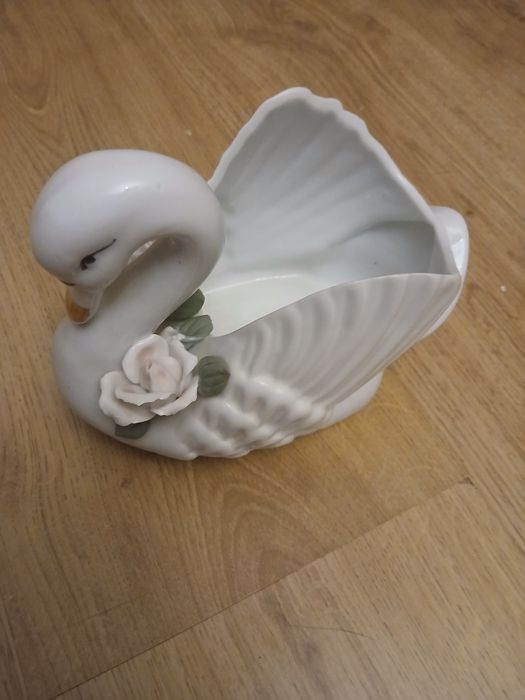 Porcelanowy łabędź  osłonka na doniczkę