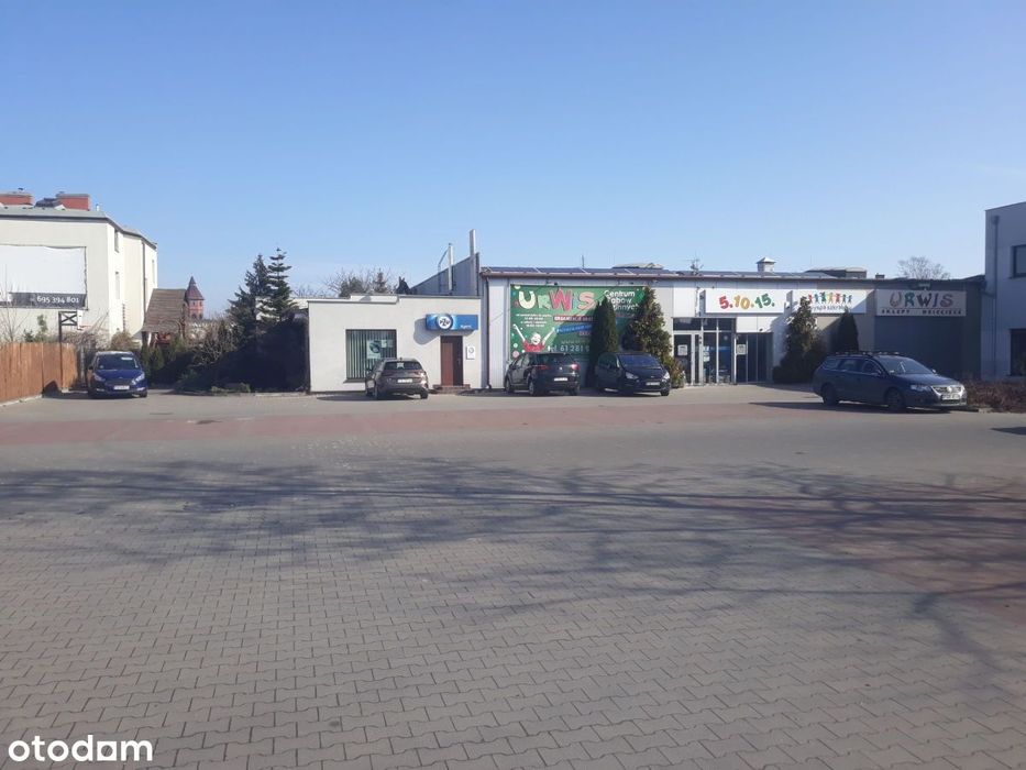 Lokal handlowy w centrum, obok Biedronki.