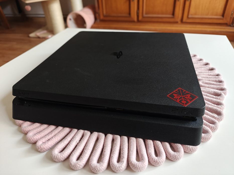 PS4 Slim + 2 pady