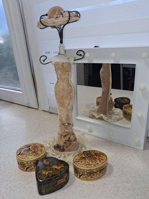 Вінтажна статуетка і шкатулки