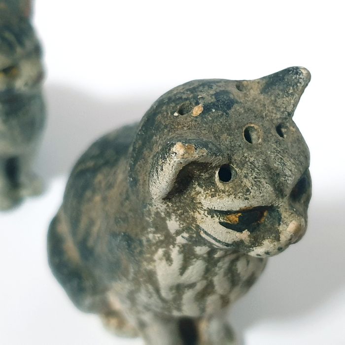 pequenos lindos antigos gatos em faiança portuguesa-Caldas da Rainha