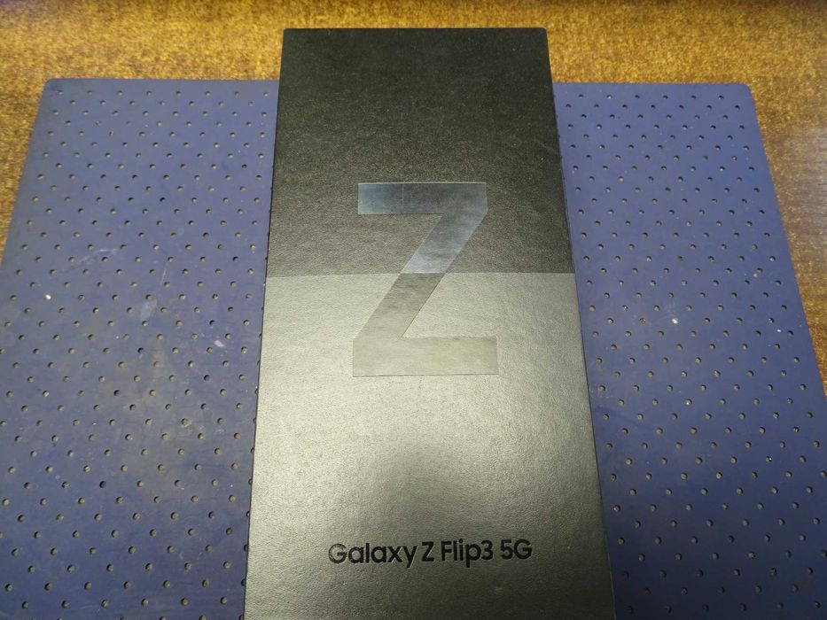 /777/ Samsung Galaxy Z Flip3 8 GB / 256 GB 5G czarny