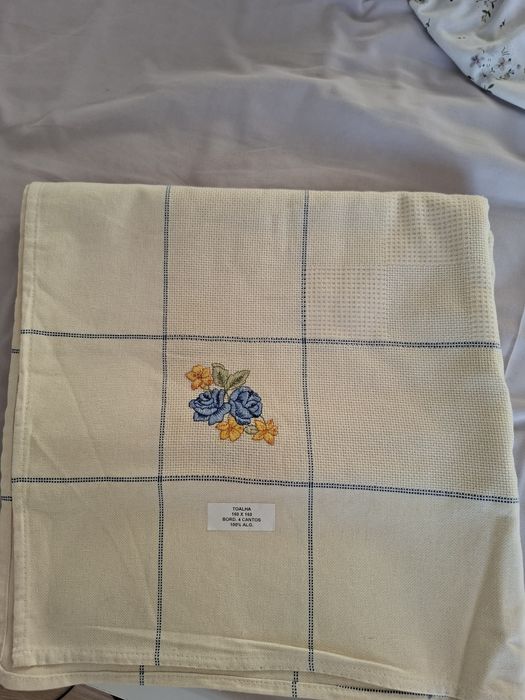 Vende se toalha de mesa nova 160x160 com bordados