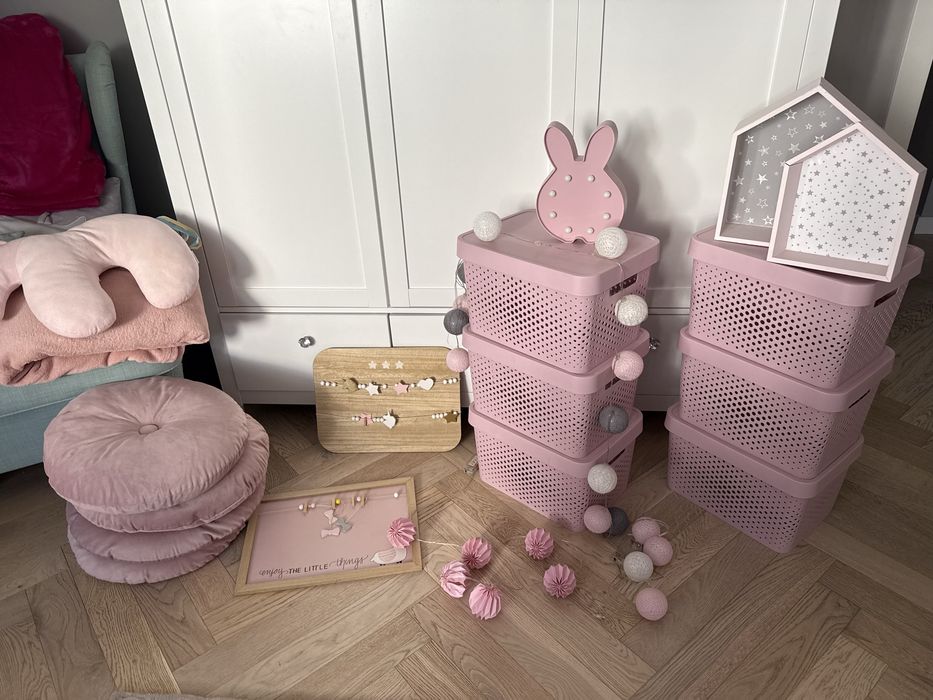 Poduszki pudelka koce lampki dodatki rozowe do pokoju małej ksiezniczki