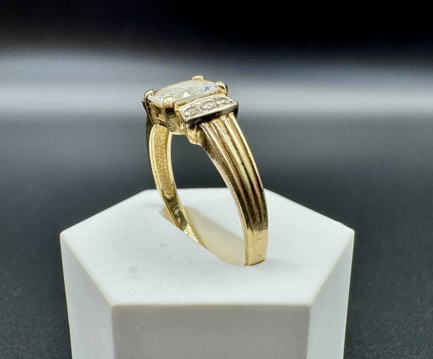 Złoty Pierścionek z kamieniem i 6 cyrkoniami 585, 3,2g, rozmiar: 23