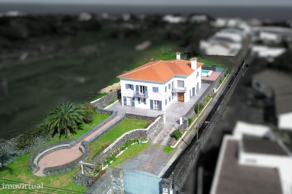Moradia T5+1 de Prestígio com Piscina nos Fenais da Luz