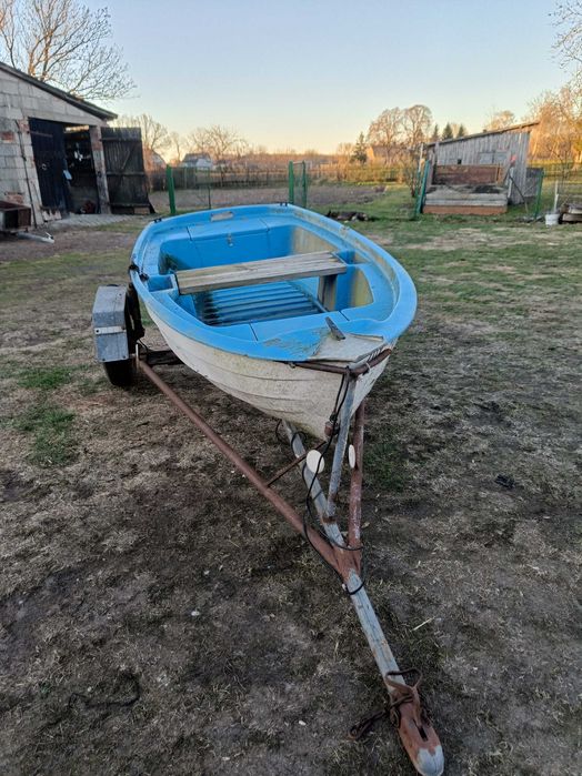 Łódka z przyczepką i silnikiem